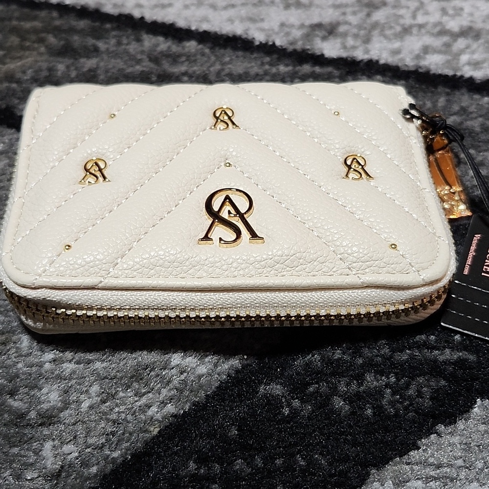 VICTORIA SECRET BISCOTTI QUILTED STUDDED ZIP-AROUND SMALL WALLET - Picture 4 of 11